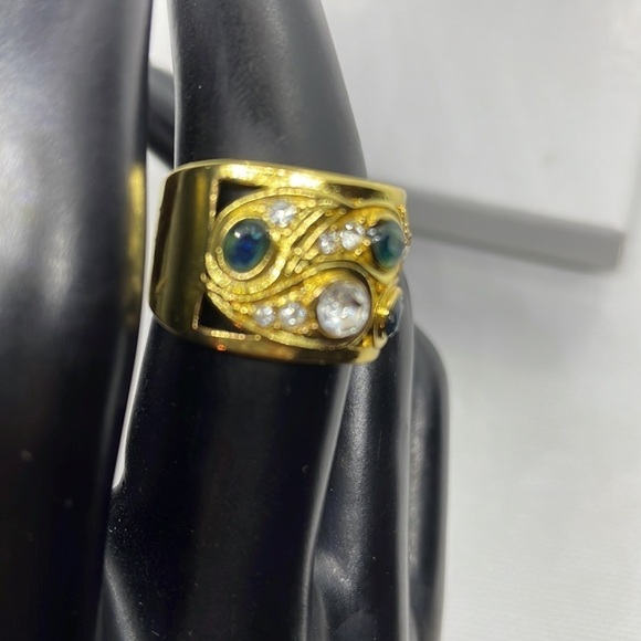 Crystal Tear Drop Pattern Gold Band Ring - Picture 7 of 13